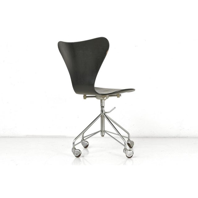 1960s Model 3107 Desk Chair with Wheels by Arne Jacobsen for Fritz Hansen, Denmark 1955 For Sale - Image 5 of 16