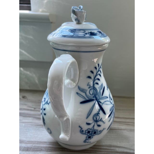 Mid 20th Century Vintage Mid 20th Century Meissen Blue Onion Demitasse Coffee Pot With Rosebud Finial Lid For Sale - Image 5 of 12