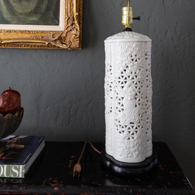 1960s 1960s Pierced Porcelain Blanc De Chine Quatrefoil Lamp on Black Base For Sale - Image 5 of 18