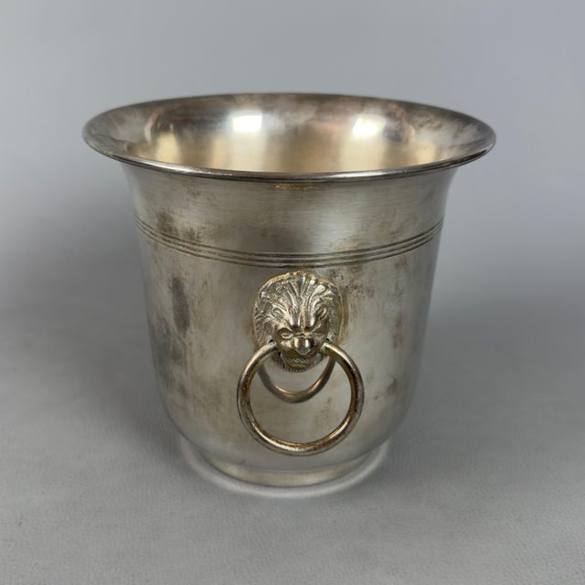 A refined bar accessory with a timeless feel, capable of adding a touch of vintage class to your evenings or table. This...