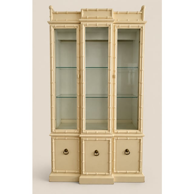 Light Yellow Vintage American of Martinsville Faux Bamboo China Display Cabinet With Light For Sale - Image 8 of 8