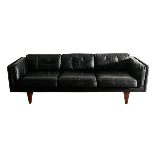 Danish Mid-Century Black Leather Three Seater V11 Sofa by Illum Wikkelsø, 1960s For Sale