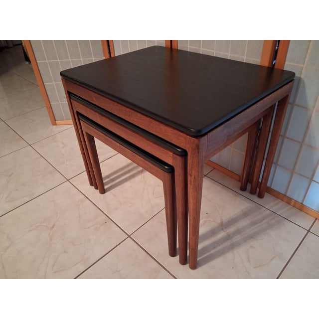1960s Set of 3 Nesting Tables - Mid-Century Modern Nesting Tables in a Set of Three. This Set Has Warm-Toned Wood Frames With Black Finished Tops For Sale In Orlando - Image 6 of 9