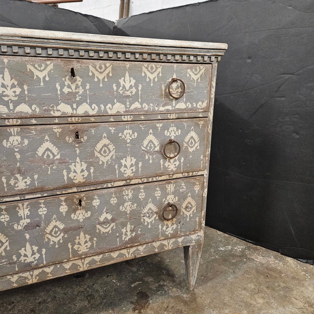 Late 19th Cenutry Grey & White 3 Drawer Italian Style Commode With Dental Molding Accent For Sale In Atlanta - Image 6 of 18