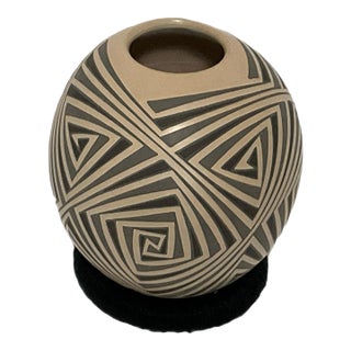 Mata Ortiz Eye Dazzler Olla / Pot / Vase - Signed by Edmundo Lopez For Sale