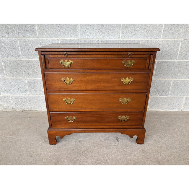 Description: Kittinger Williamsburg Adaptation Mahogany 4 Drawer Bachelor Chest. In Very Good Vintage Furniture Condition....