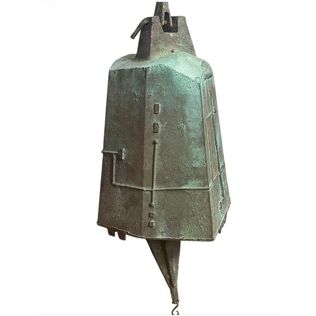 Metal Paolo Soleri - Cosanti Brutalist Large Bronze Wind Bell With Cast Spine Linkage c.1960 - 1969 For Sale - Image 7 of 16
