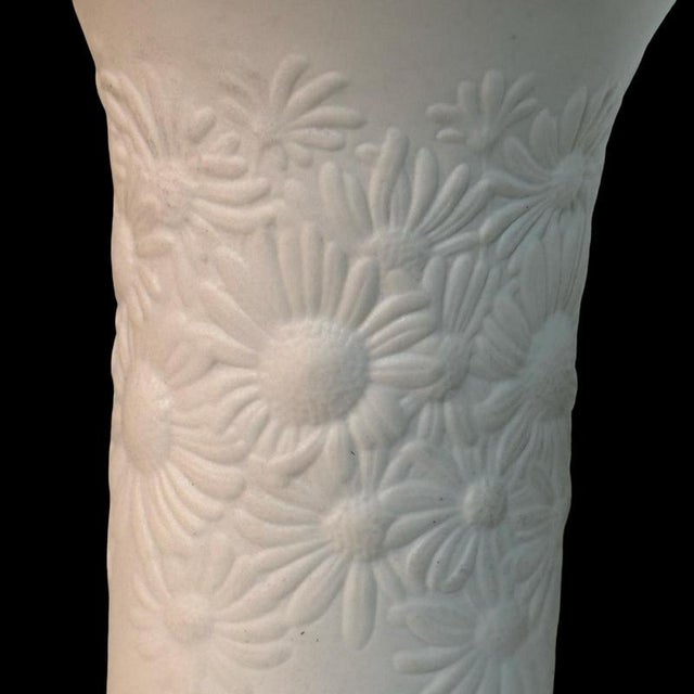White Daisy Ceramic Vase by Rosemonde Nairac for Rosenthal Studio-Linie For Sale - Image 3 of 5