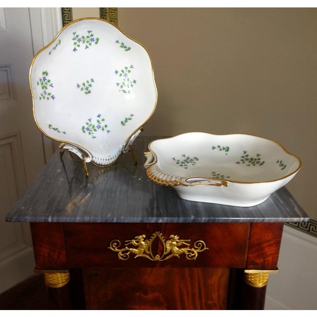 French Old 18th C. Paris Porcelain Dihl Et Guerhard Sprig Cornflower Shell Shape Serving Dishes 1790 - 1800 - A Pair For Sale - Image 3 of 15