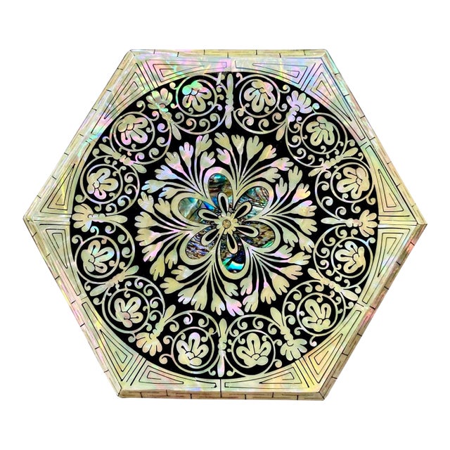 Korean Najeonchilgi Hexagonal Mother-of-Pearl Floral Lacquer Box For Sale