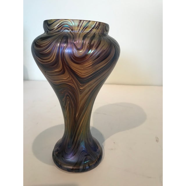 1900 - 1909 Elegant Art Nouveau Trumpet-Topped Vase Swirled Purple; Blue and Gold Iridescence For Sale - Image 5 of 6