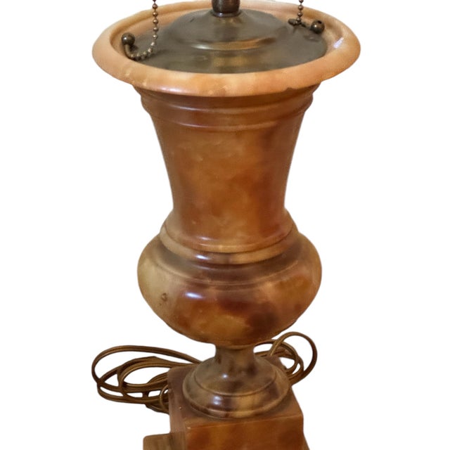 Neoclassical Early 20th Century Amber Colored Italian Alabaster Campagna-Form Urn Table Lamp For Sale - Image 3 of 7