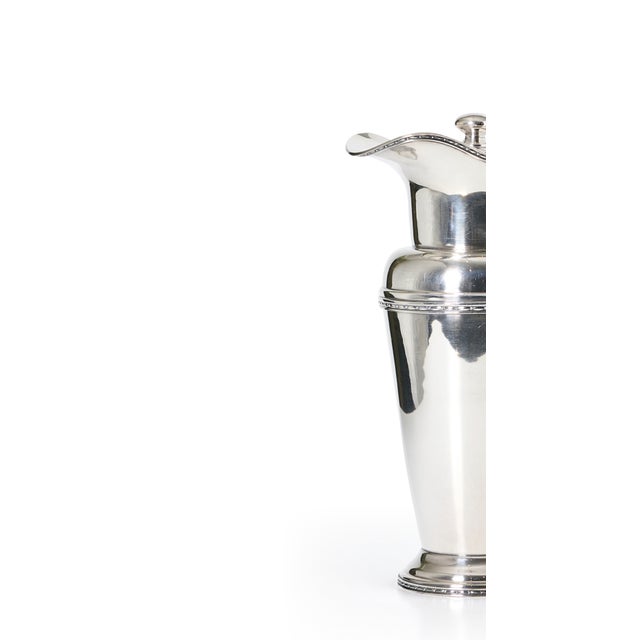 This Art Deco silver-plated cocktail shaker has a traditional tapered body and a stepped pedestal foot. This could also be...