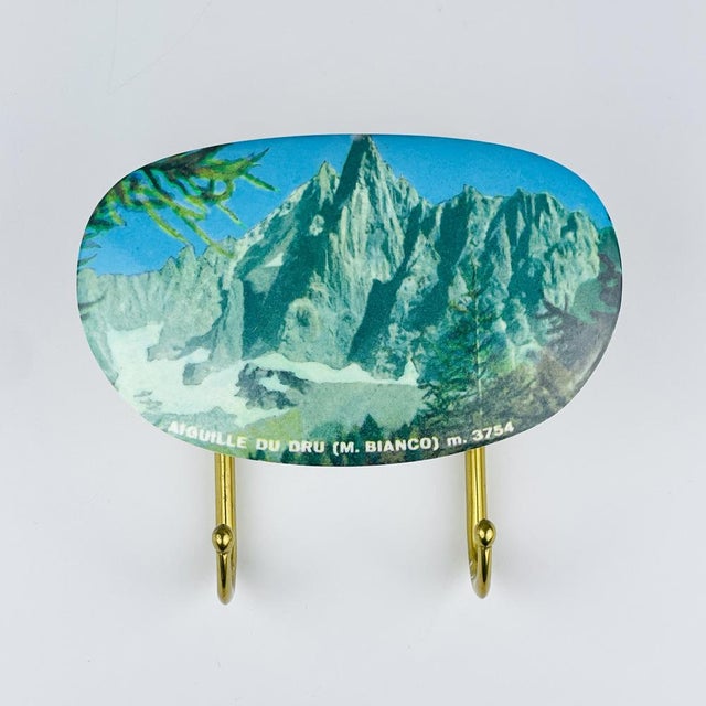 Beautiful set of 2 vintage brass wall hangers made in Italy in the 1950s. 2 pieces in the set. Very good vintage...