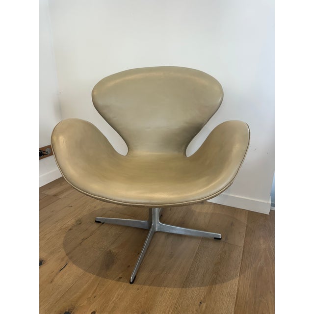 First Edition Swan Chair in Beige Leather by Arne Jacobsen for Fritz Hansen, 1960s For Sale - Image 9 of 9