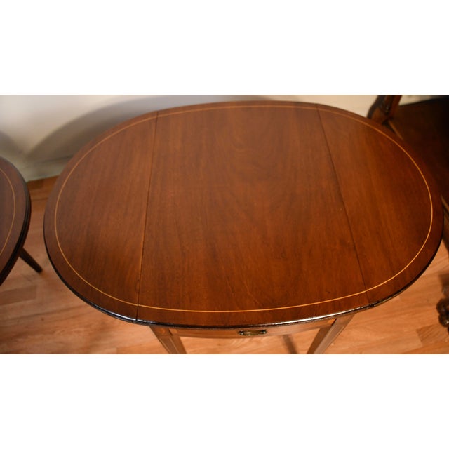 Hepplewhite 1920 Pair of English Hepplewhite Mahogany & Satinwood Inlay Pembroke Side Tables / End Tables For Sale - Image 3 of 18
