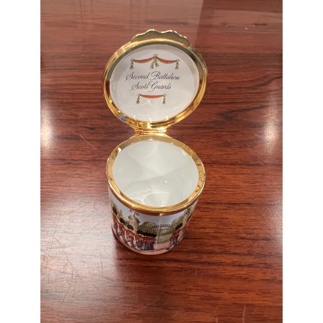 1980s Halcyon Days Enamel Box "They're Changing Guard at Buckingham Palace ...", English For Sale In New York - Image 6 of 8