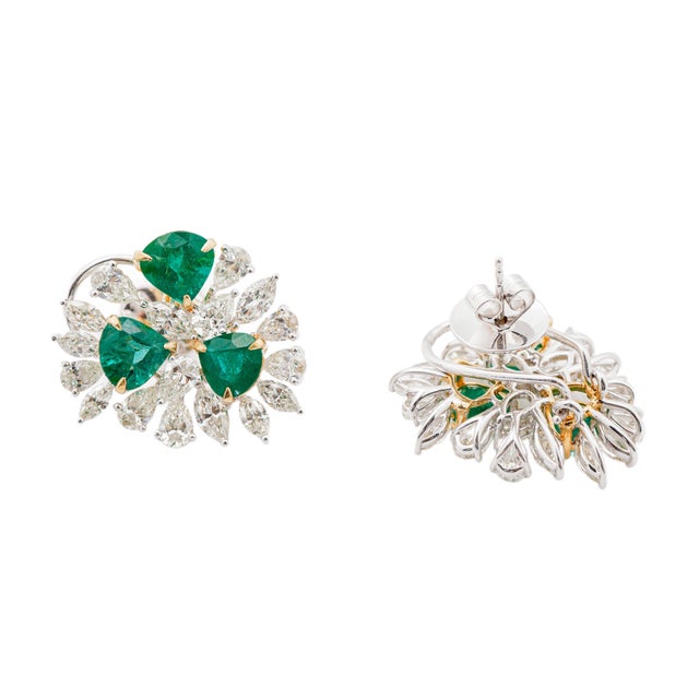 Contemporary Natural Zambian Emerald 6.54cts & Diamond 6.69cts Earring IN 18K Gold For Sale - Image 3 of 18