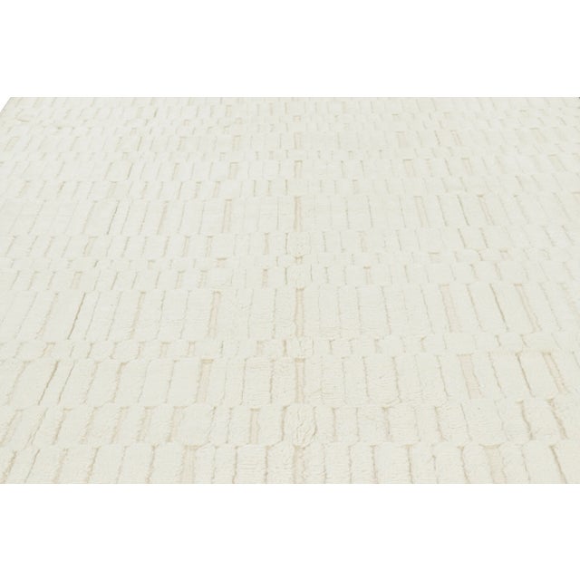 This hand-knotted wool 9x12 rug belongs to an exciting new line in Rug & Kilim’s Modern Collection, with a play of simple...