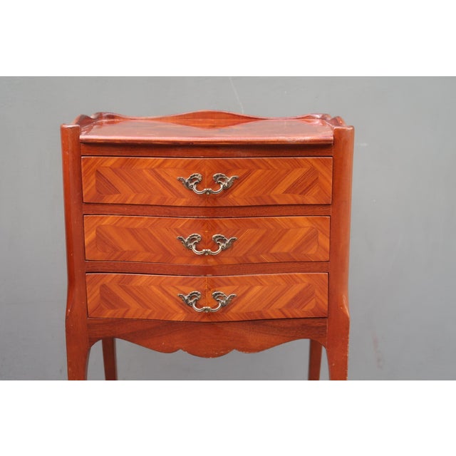 French 1960s Pair of French Louis XV Style Rosewood Side Tables Nightstands For Sale - Image 3 of 17