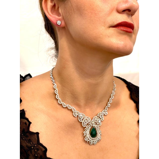 11 Ct Pear Shape Zambian Natural Emerald & 17 Ct Diamond Necklace 18 Karat Gold For Sale - Image 11 of 18