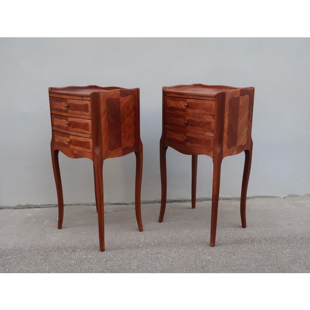 1920s Pair of French Louis XV Style Rosewood Side Tables Nightstands For Sale - Image 12 of 13