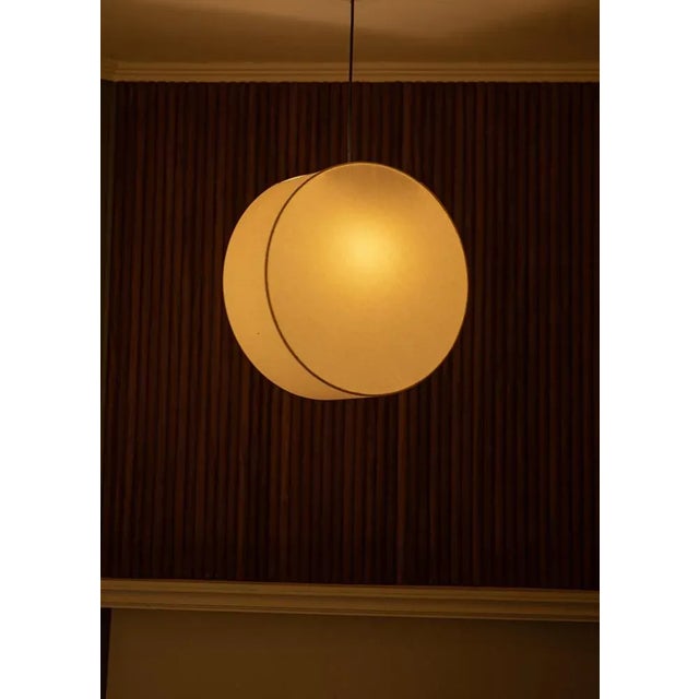 Circolo Cotton Pendant Lamp by Simone & Marcel Dimensions: Ø 50 x H 150 cm. Materials: Cotton, brass and silicone. Up to...