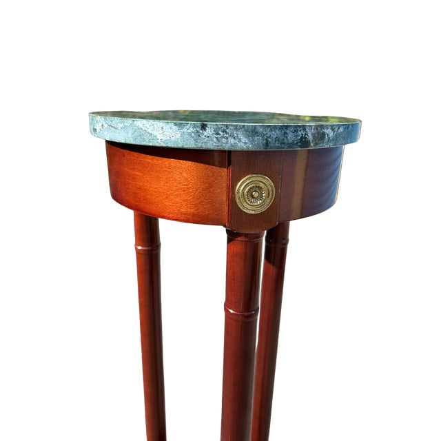 Hollywood Regency Vintage Bombay Company Regency-Style Mahogany Pedestal Stand With Green Marble Top For Sale - Image 3 of 10