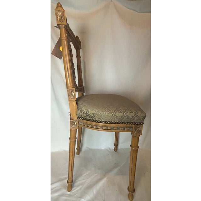 This gorgeous chair has carvings throughout, including a harp depicted on the back splat. The finish is a nice pecan...