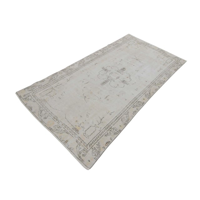 Traditional 1960s Vintage Washed Out Faded Oushak Rug- 4′3″ × 8′2″ For Sale - Image 3 of 6