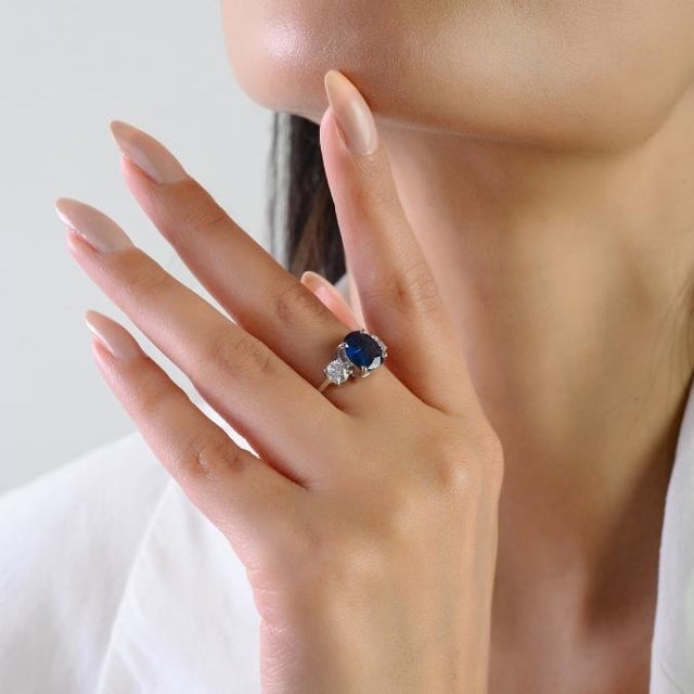 Navy Blue 18k Gold Three Stone Oval Sapphire Diamond Vintage Ring Size 7 For Sale - Image 8 of 14
