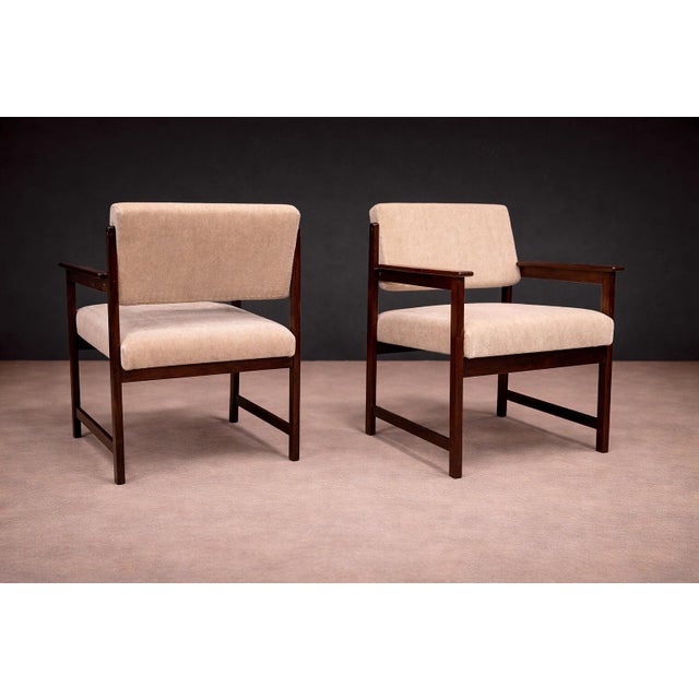 Pair of Brazilian Mid-Century Modern Armchairs in Rosewood & Cream Mohair, Jorge Jabour, 1960s - Lot 442 For Sale - Image 9 of 12