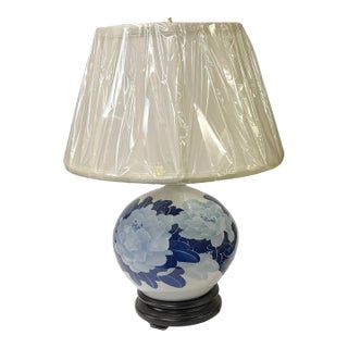 Chinese Blue White Flower Porcelain Round Base Table Lamp For Sale