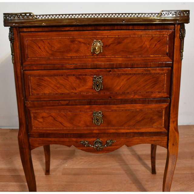 1900 - 1909 1900 French Louis XV Walnut Satinwood Marble Top Nightstand Bedside Table For Sale - Image 5 of 14