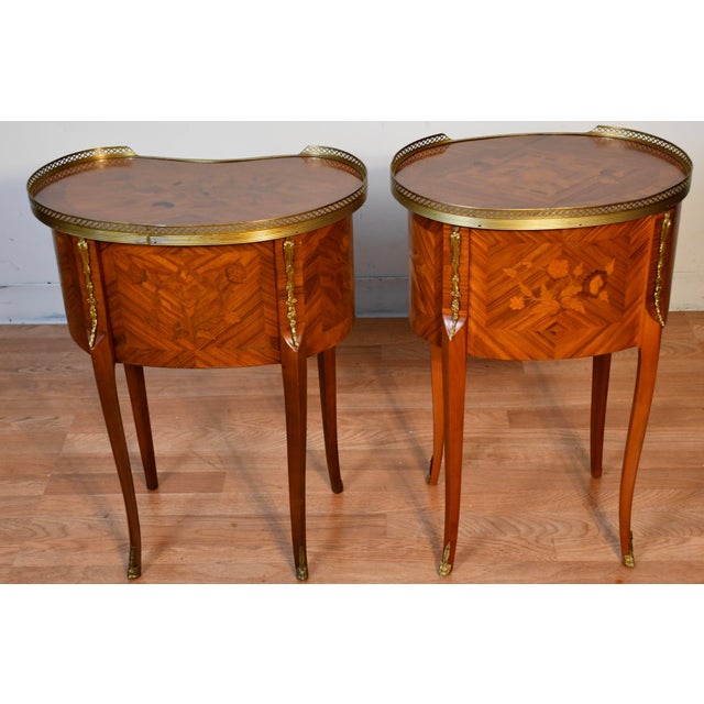 1930s French Style Satinwood Inlaid Pair of Nightstands / Bedside Tables, 2 Pieces For Sale - Image 10 of 17