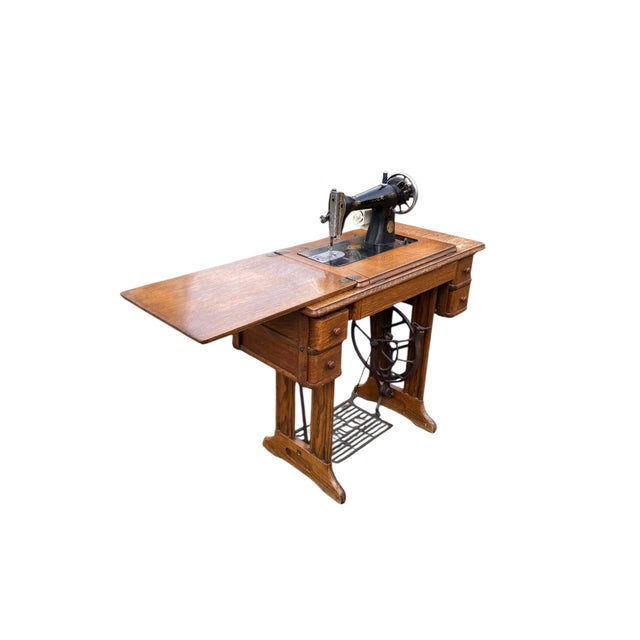 Vintage Singer Treadle Sewing Machine, 1950, in Very Good conditions. Designed 1950 to 1959