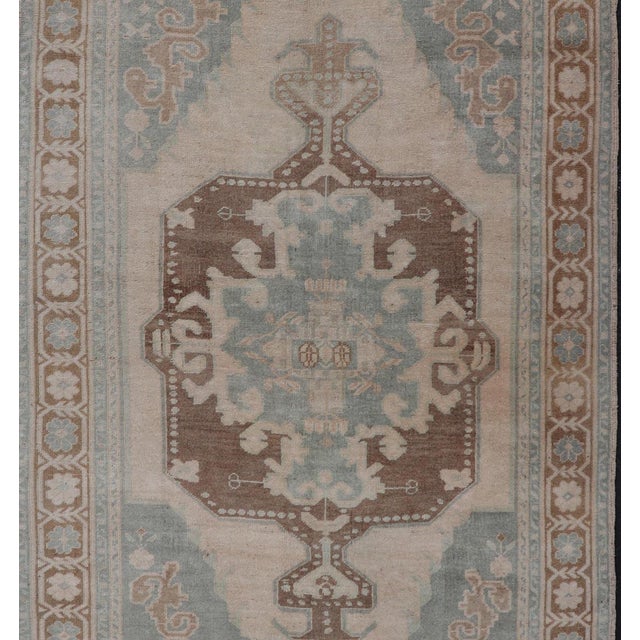 Tribal Mid Century Turkish Oushak Rug in Wool With Sub-Geometric Etched Medallion Design For Sale - Image 3 of 13