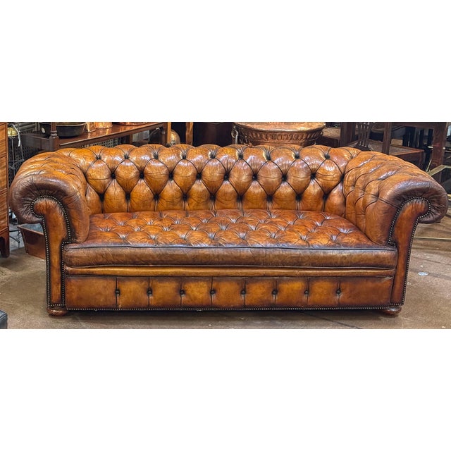 Large English Chesterfield Sofa of Tufted Leather From the Edwardian Era For Sale - Image 4 of 9