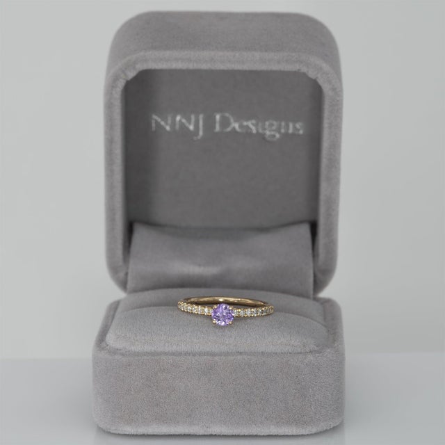Modern Purple Sapphire Round Ring With Natural Diamond Halo: Solid 14k Gold, Size 6.75 For Sale - Image 3 of 9