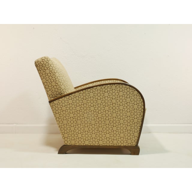 This stylish vintage armchair dates back to the 1960s and impresses with its elegant design and high-quality...