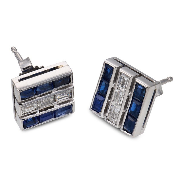 Art Deco 1930s Pair of Art Deco Sapphire Diamond Platinum Stud Earrings For Sale - Image 3 of 6