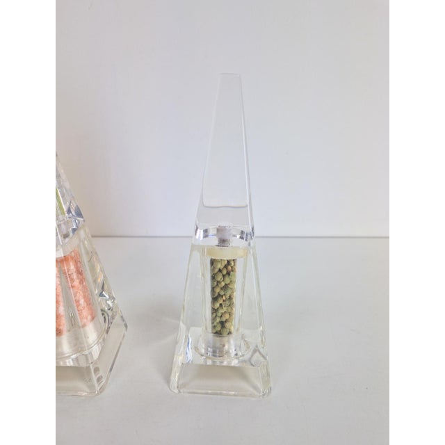 1980s Postmodern Acrylic Pyramid Salt and Pepper Mills by Wayne Husted for Blenko Grainware Co., 1980s, Set of 2 For Sale - Image 5 of 7