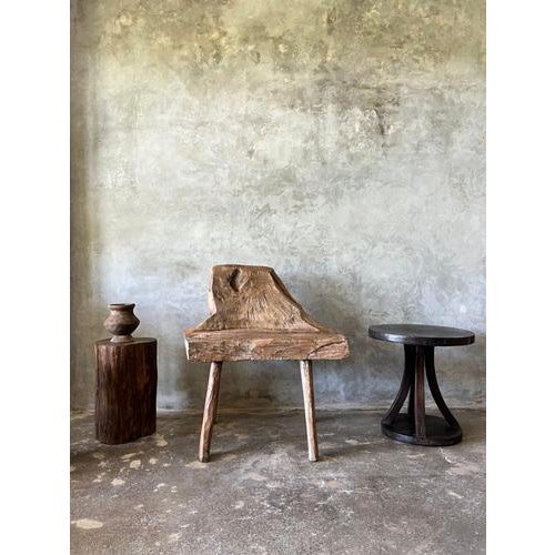 Circular tripod pedestal table with central base, coffee table. Height: 50cm; Diameter: approximately 50cm. Second-hand...