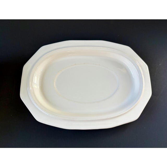 Vintage Pfaltzgraff Gravy Boat & Underplate – Heritage White Stoneware – Midcentury Tableware – 1963 For Sale In Miami - Image 6 of 9