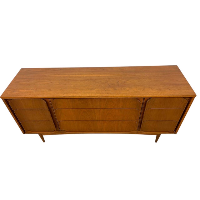 Wood 1970s Mid-Century Modern 9-Drawer Dresser With Sculpted DrawerFronts For Sale - Image 7 of 10