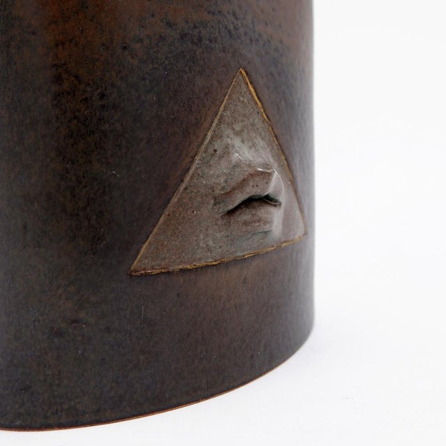 Sculpture - decoration - vintage measures : 14.5x4.5cm h:21,5cm materials : ceramic - metal a table clock with an artistic...