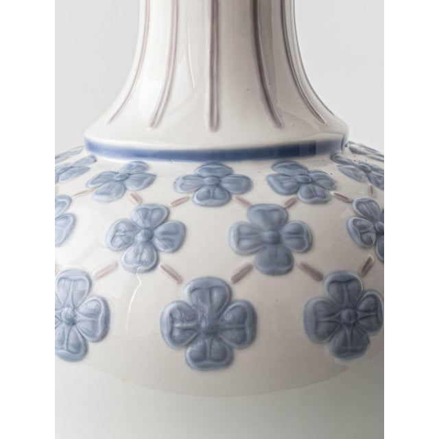 Mid-Century Modern Blue and White Porcelain Floral Table Lamp from Lladró with Embroidered Sari Silk Lampshade, 1970s For Sale - Image 3 of 11