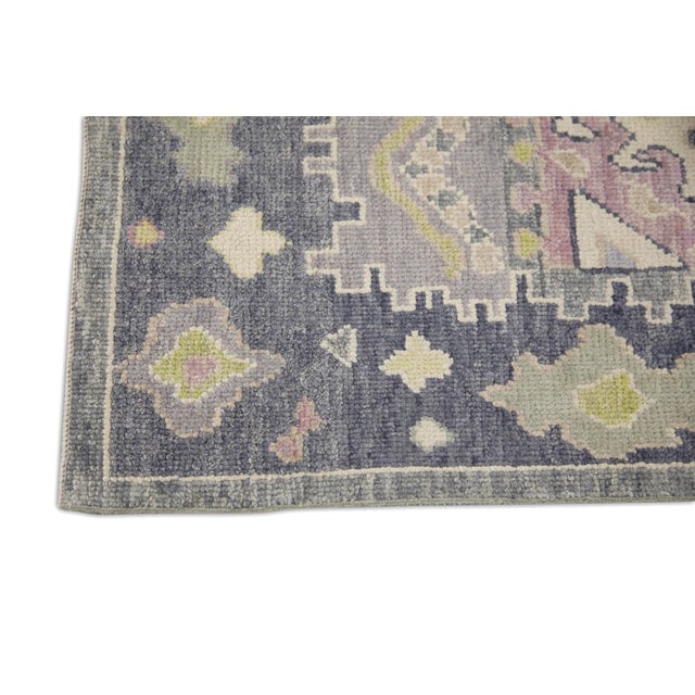 This modern Turkish Oushak rug is a stunning piece of art that has been handwoven using traditional techniques by skilled...