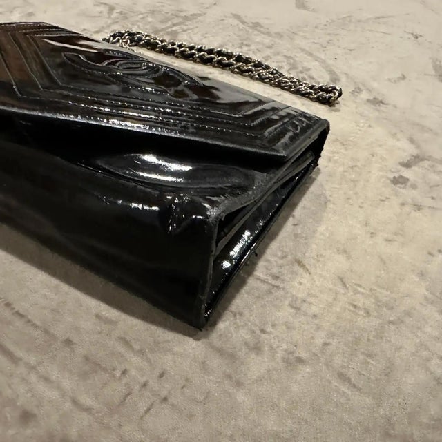 Animal Skin A 21st Century Chanel Black Glossy Patent Leather Crossbody Bag For Sale - Image 7 of 12