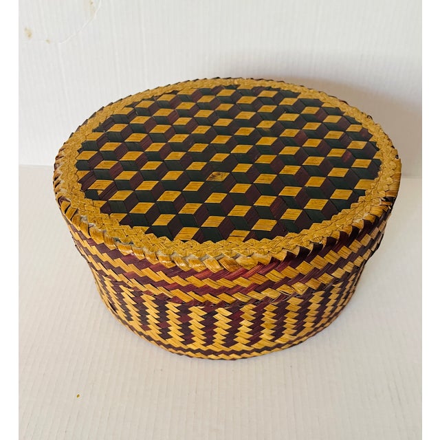 Antique American woven tri color straw box with cover in great condition. Great skill required to wove such a beautiful...